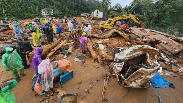 Karnataka couple die in Wayanad landslide; Chamarajanagar opens 24X7 ...