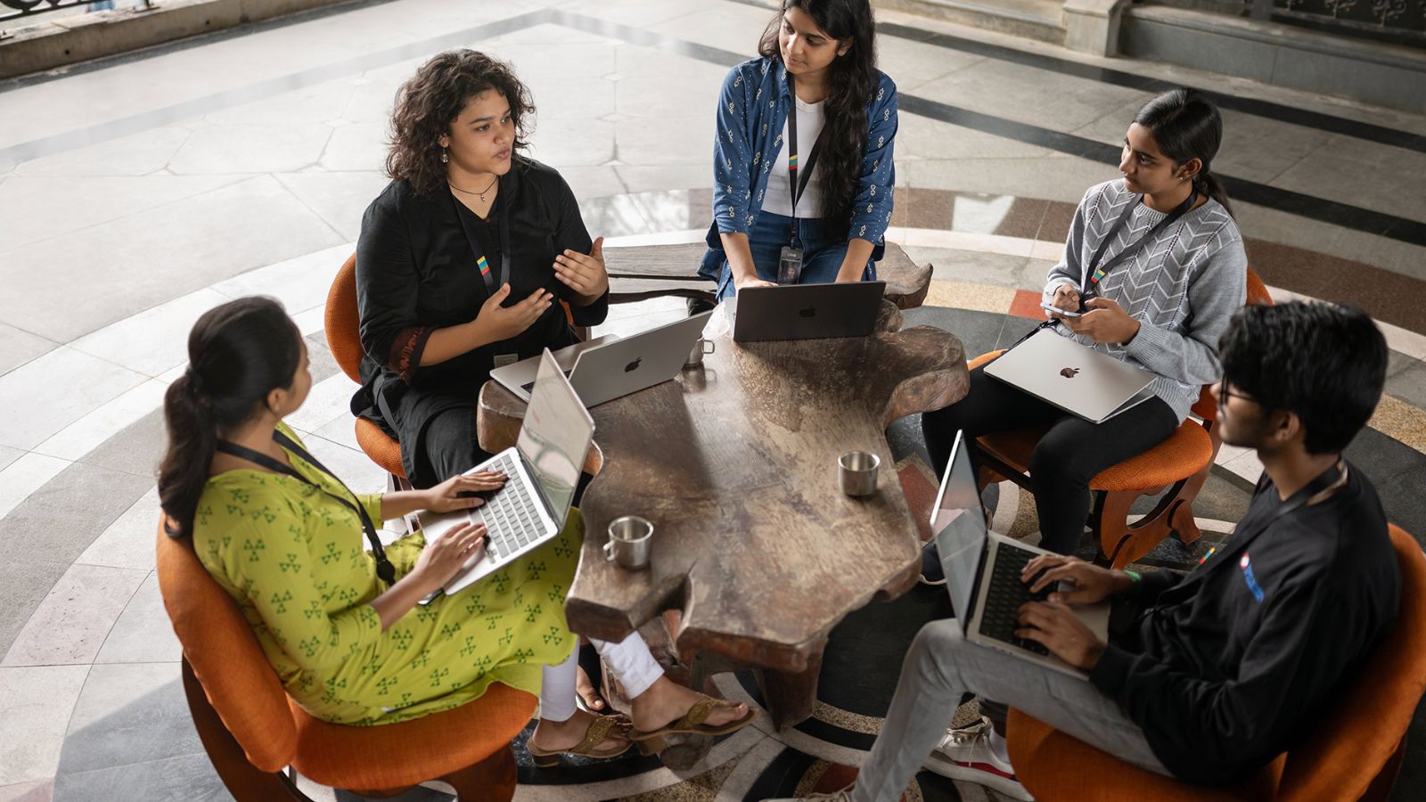 Equipe Zoho usando produtos Apple