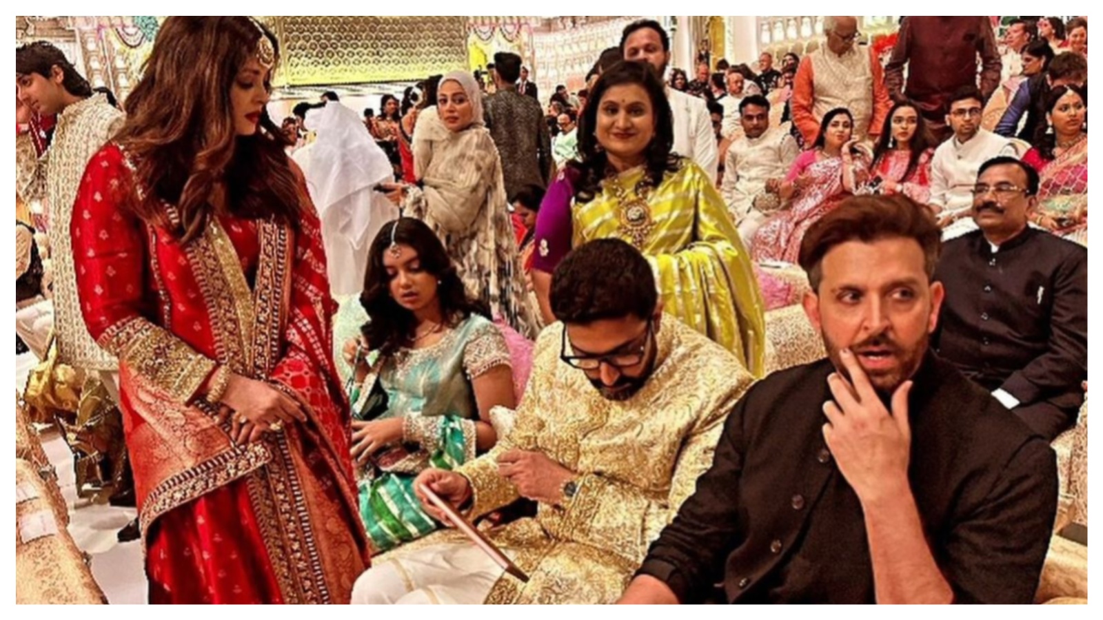 ऐश्वर्या राय, अभिषेक बच्चन ने अंबानी की शादी में ऋतिक रोशन के साथ अलग-अलग पोज दिए, आराध्या भी उनके साथ शामिल हुईं