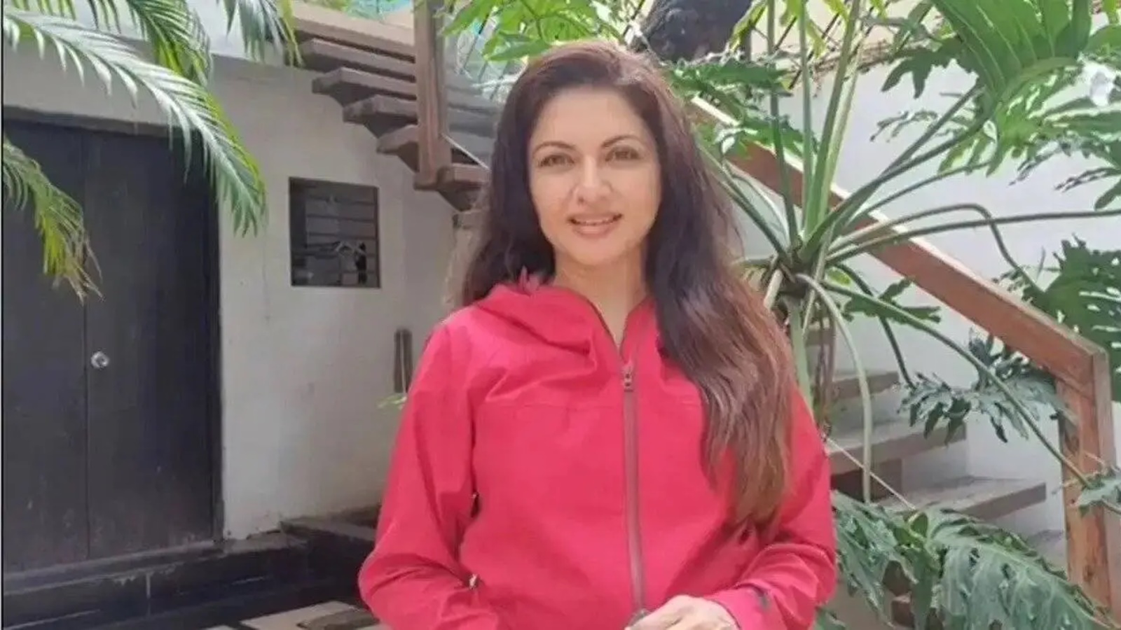 Bhagyashree shares simple exercises for frozen shoulder | Fitness News - The Indian Express