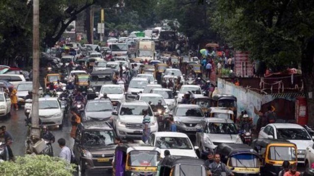 The Environment Status Report says that there has been an increase in new vehicles coming on the road with 2,93,471 in 2023 compared to 2,54,907 in 2022 in Pune. (File Photo)