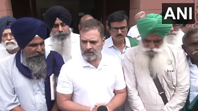 Congress leader Rahul Gandhi with a delegation of farmer leaders in the Parliament complex. (Screengrab)