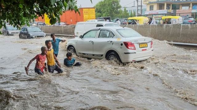 Homes flooded, traffic hit, drains clogged as heavy rain lashes Gurgaon ...