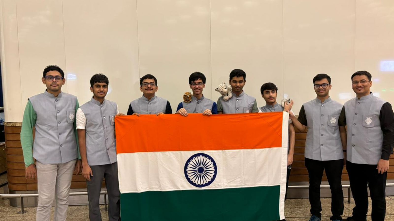 4 gold and 1 silver — meet the winners of International Mathematics