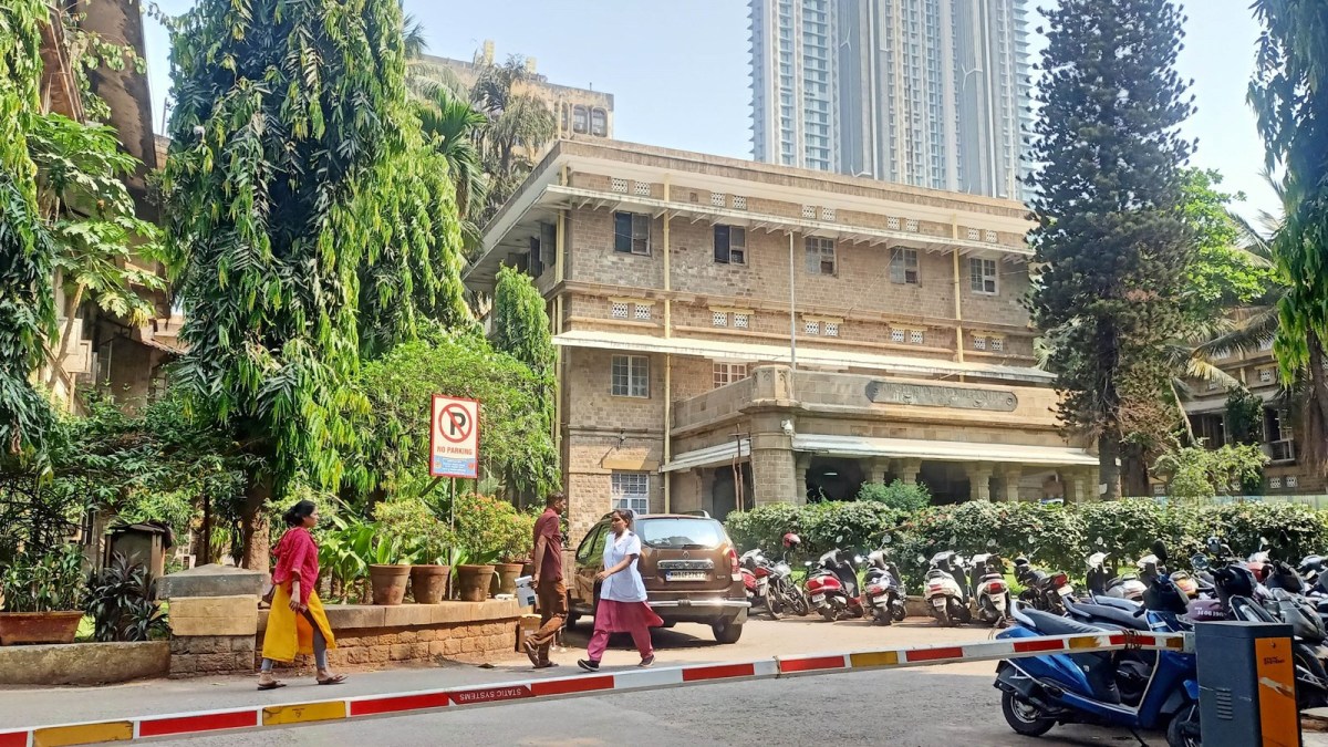 Paper plates made from folders of patients' reports? KEM Hospital issues notices to 6 staffers | Mumbai News - The Indian Express