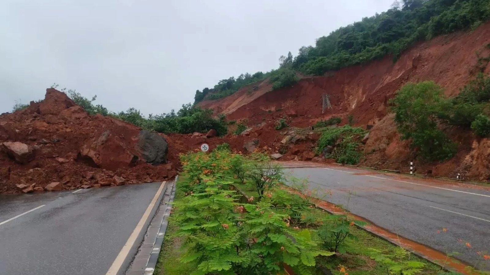 More than 7 feared to be dead as landslide hits Karnataka's Uttara Kannada  district | Bangalore News - The Indian Express