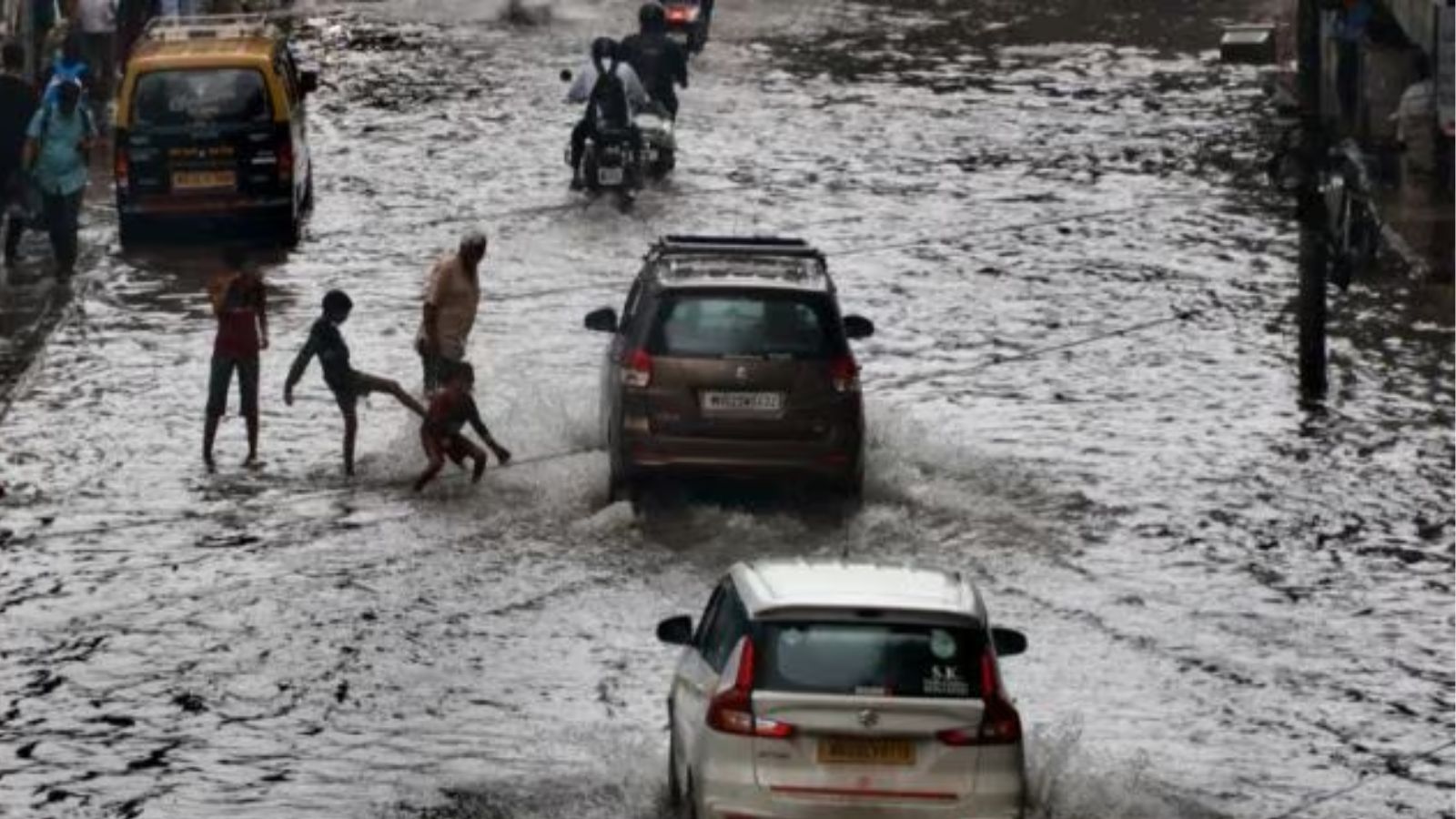 Several areas get flooded as heavy rain sweeps Mumbai | Mumbai News ...
