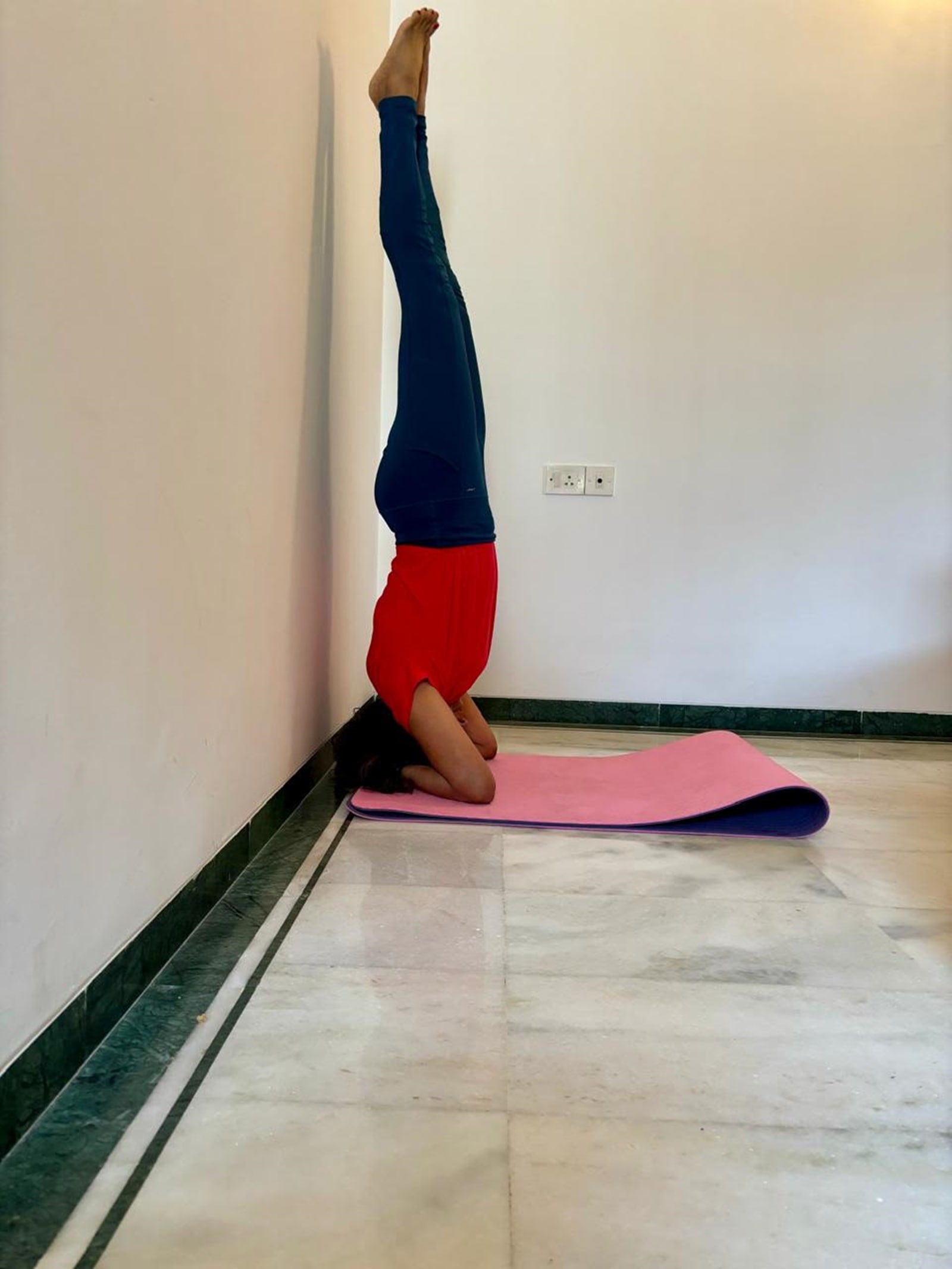 The fourth and final step of doing the shirshasana