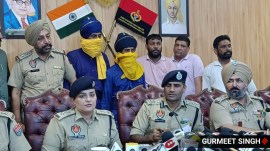 Police Commissioner Kuldeep Chahal (center) along with SSP Fatehjgarh Sahib Ravjot Grewal and DCP Jaskaran Teja(right) and two arrested accused in the Shiv Sena leader attack case in Ludhiana. (Express photo by Gurmeet Singh)