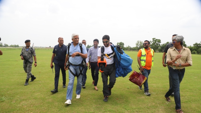 In tandem skydiving, a professional skydiver accompanies the participant throughout the entire jump.
