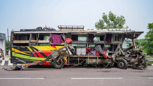 18 killed, 19 injured as bus rams into milk tanker on Agra-Lucknow ...