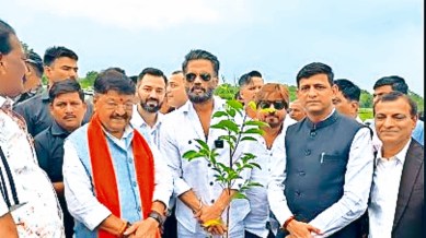 planting trees, indore planting trees, Bhopal, Kailash Vijayvargiya, tree plantation, Indian express news, current affairs