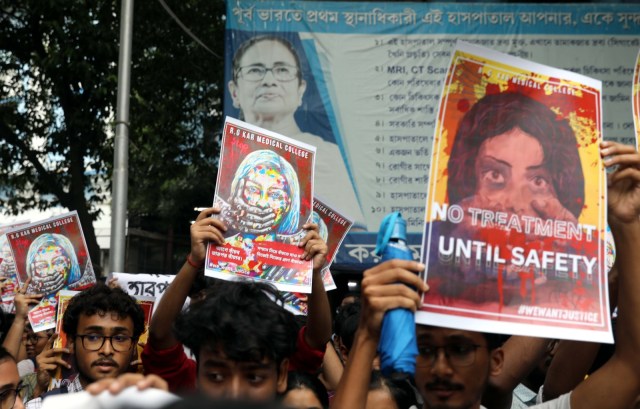 Doctors, Students , Interns and health workers of RG Kar Medical College and Hospital during the protest at the hospital premises in connection with a doctor killed inside the hospital, in Kolkata. (Express Photo by Partha Paul) Nabanna abhijan