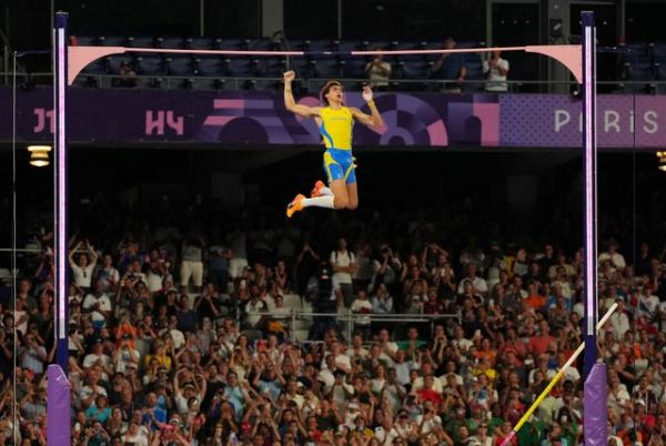 Duplantis of Sweden vaulting to a new world record of 6.25 metres. REUTERS/Aleksandra Szmigiel