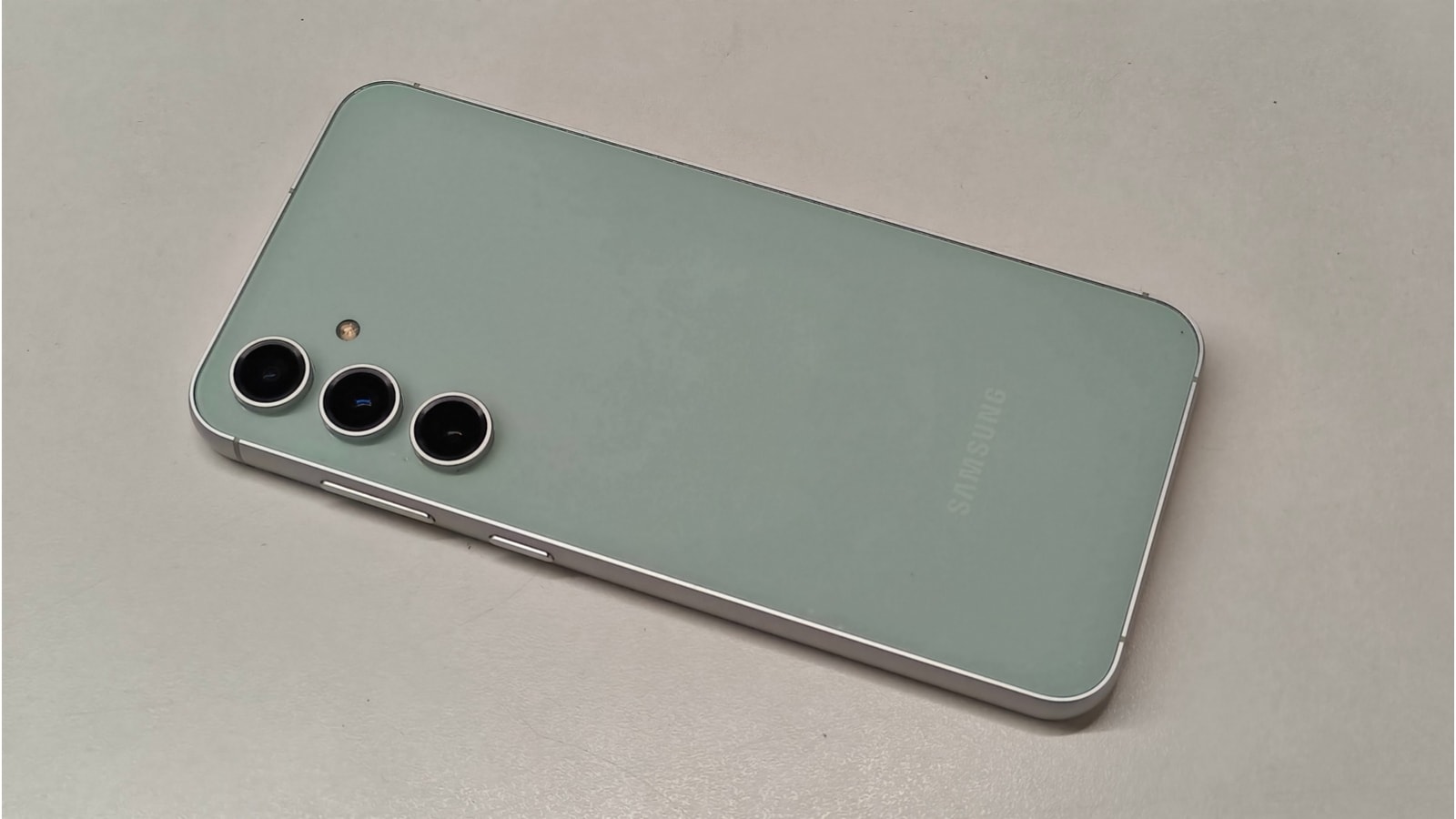 Samsung Galaxy S24 FE is said to have the same design as its predecessor.