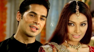 Bipasha Basu and Dino Morea in a still from the "Tum Agar Saame" form their film, Raaz (Photos/tipsilms/visheshfilms)