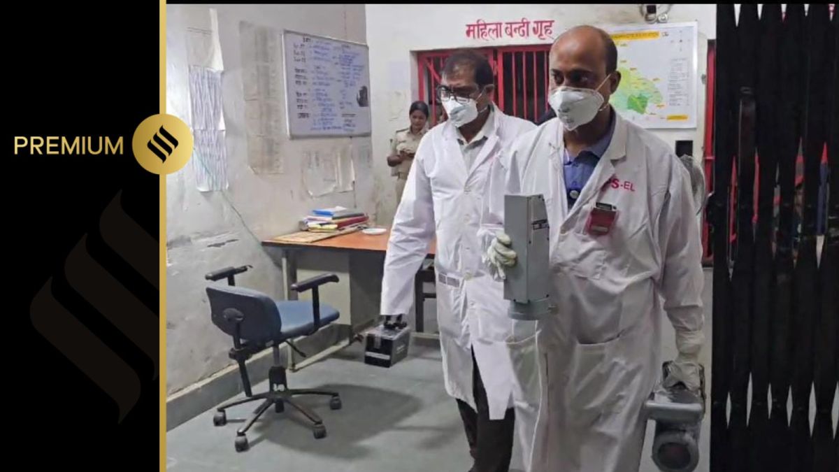 Experts from FSL teams at Kuchaikote Police Station in Gopalganj, Bihar. (Photo Credit: Govind Kumar/Express)