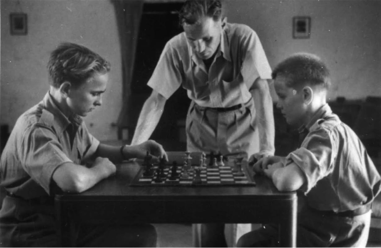 Chess tournament for youngsters at the Balachadi settlement (Polish History Museum Warsaw)