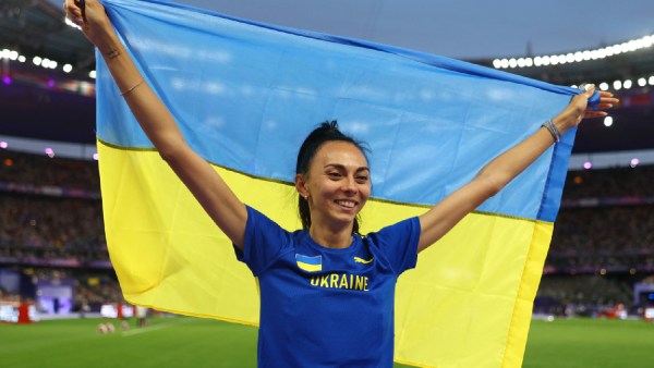  Iryna Gerashchenko of Ukraine celebrates with her national flag after winning bronze.