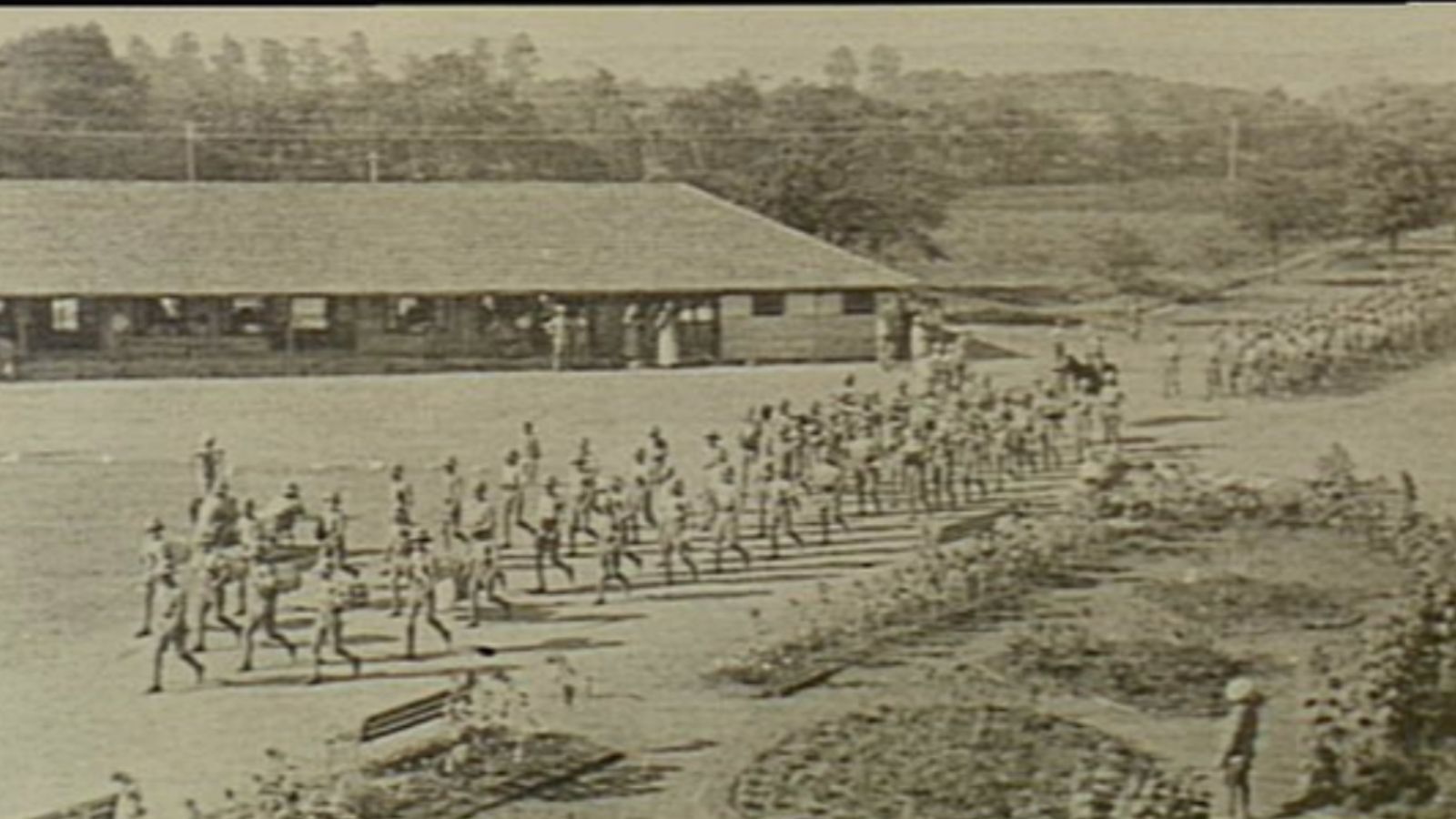 Group photo of Australian nurses in front of College of Agriculture main building