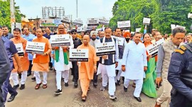 Yogi Adityanath, Bangladesh, Bangladesh Prime Minister, Sheikh Hasina, ‘Razakars’, student protests, violence in Bangladesh, Awami League’s student wing, university students in Bangladesh, recruitment system, war heroes, Bangladesh Liberation War, government jobs, protesters, indian express news, banglaesh news, world news