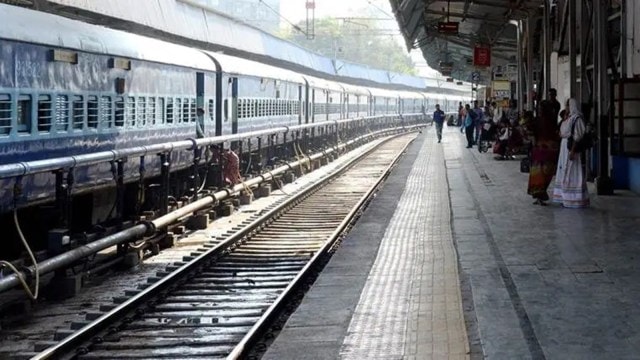 Gujarat railway track flooding, Vadodara incessant rains, train cancellations August 31, Western Railway train disruptions,