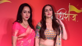 Veteran actor and and his daughter and actor, Esha Deol pose for the camera (Photos: Varinder Chawla)