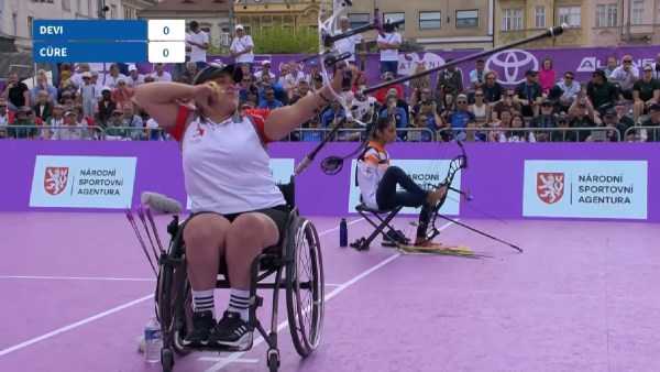 Screengrab from the Pilsen 2023 World Archery Para Championships where Turkey's Oznur Girdi Cure (who shot a world record score at the Paris Paralympics) faced off against India's Sheetal Devi. (Screengrab via World Archery YouTube)