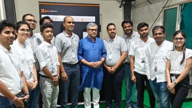 We are proud to announce the launch of our Linen Inspection & Sorting Assistant (LISA) machine inaugurated by Hon. @RailMinIndia Shri @AshwiniVaishnaw Ji in the presence of @GM_CRly Shri Ram Karan Yadav Ji & @drmpune Shrimati Indu Rani Dubey Ji