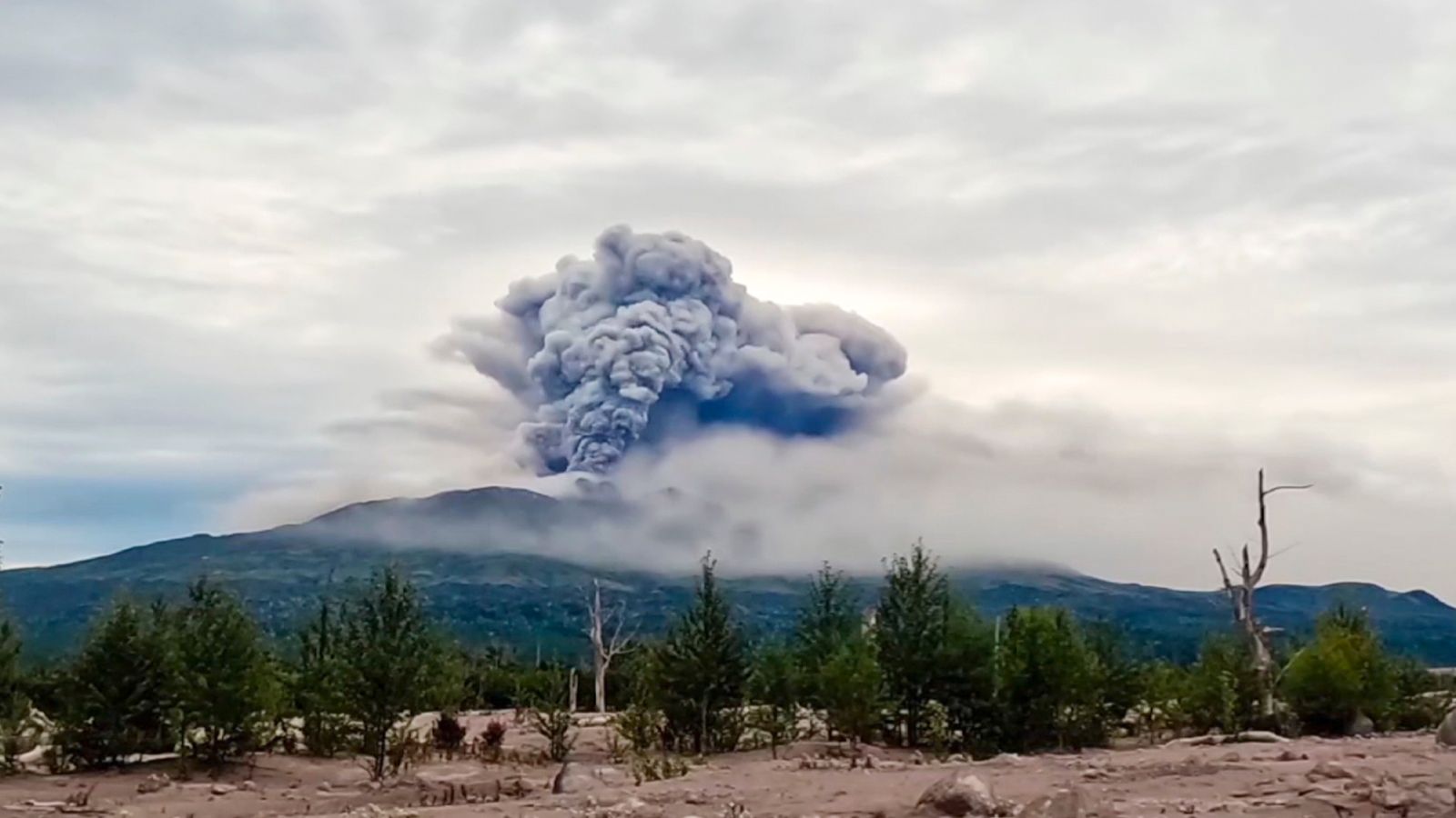 Volcano erupts after strong earthquake in far eastern Russia.. Scientists warn of a possible bigger earthquake | World News