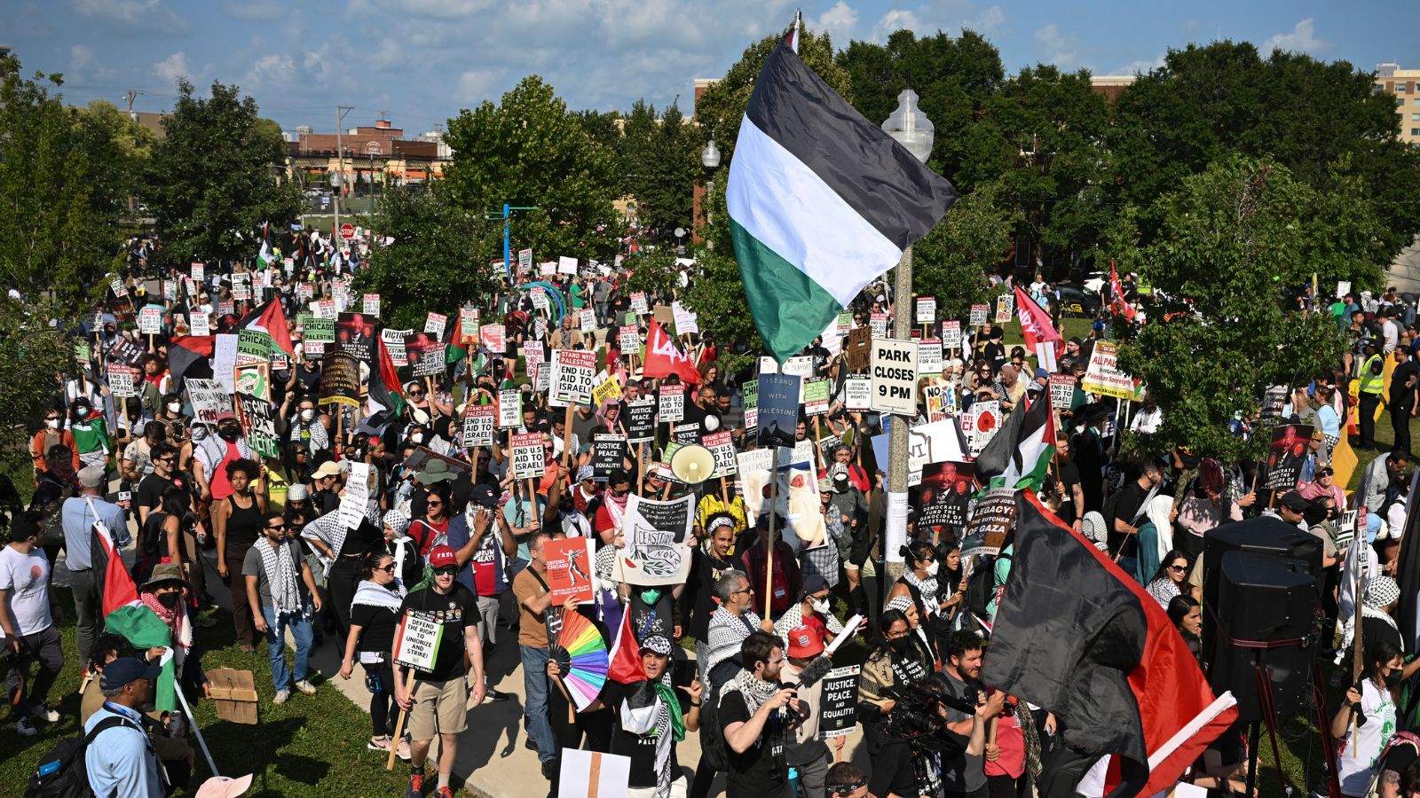 Protesters break through police fence near Democratic National