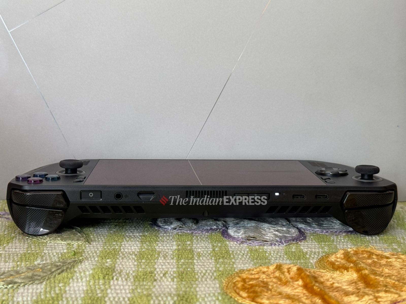 Asus ROG Ally looks