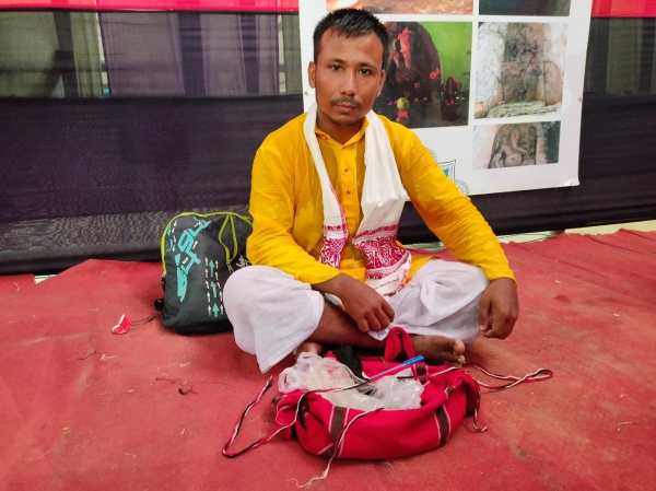  Magic practitioner Xurobh Nath, who completed his BA from Mayang Anchalik College in 2013. Sukrita Baruah
