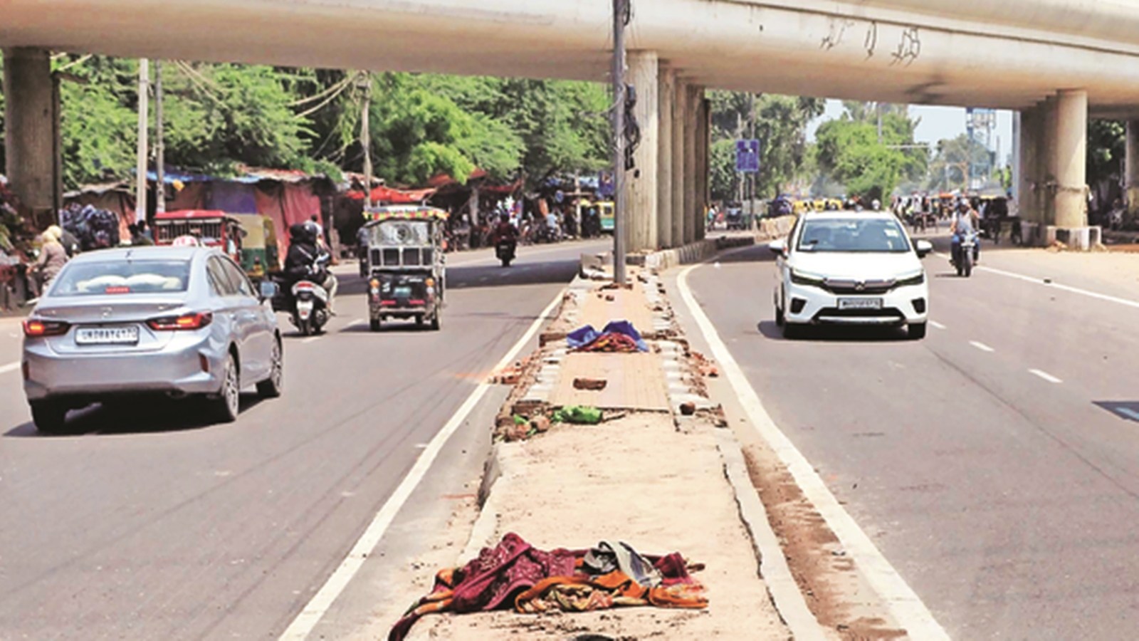 3 dead, 2 injured as truck runs over workers sleeping on road verge in ...