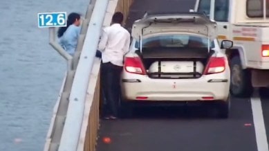 A 56-year-old woman from Mulund, who was trying to end her life by jumping in the sea from Atal Bihari Vajpayee Trans Harbour Link bridge, was saved by four police constable along with a driver of a tourist car. (Screenshot)