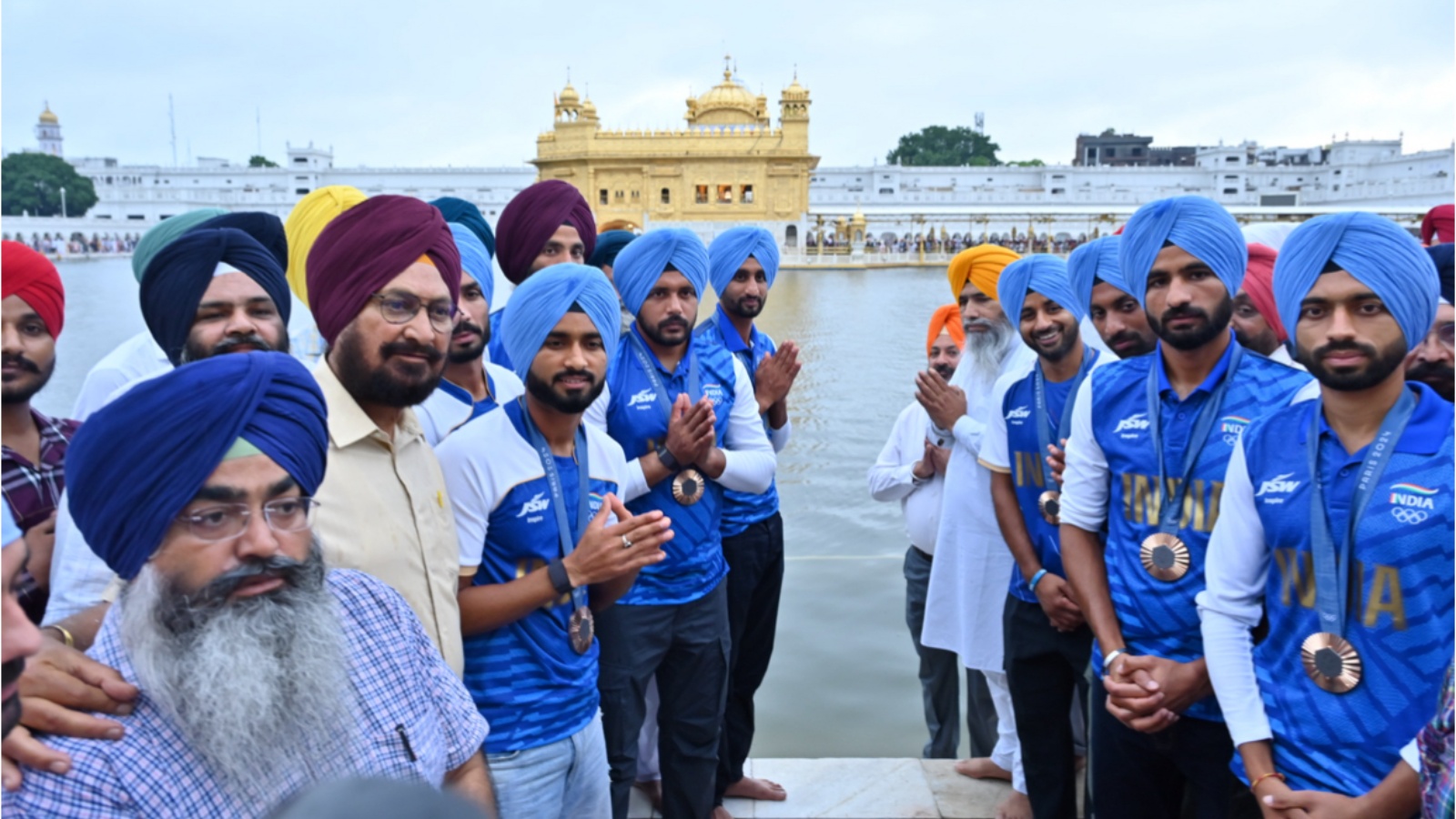 Hockey team visits Golden Temple after winning bronze at Olympics |  Chandigarh News - The Indian Express