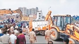 meat truck overturned, meat truck overturned in Ghaziabad, Hindu Raksha Dal, Delhi-Meerut Expressway, Ghaziabad police, Indian express news