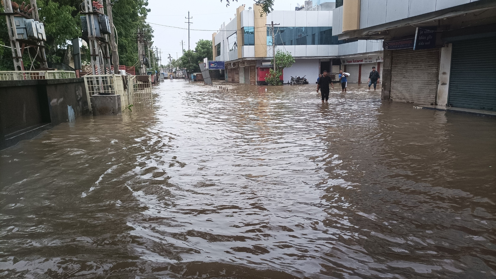 Mandvi Flooded: Tractors Rescue Residents Amidst Devastation