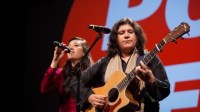 haniya Cousins Zeb and Haniya Aslam came under the spotlight for being the first Pakistani all-woman band and their Coke Studio outing with Rohail Hayat with a Pashto folk song – Paimana Bitte. (Photo: X/ @ShafeeqGigyani)