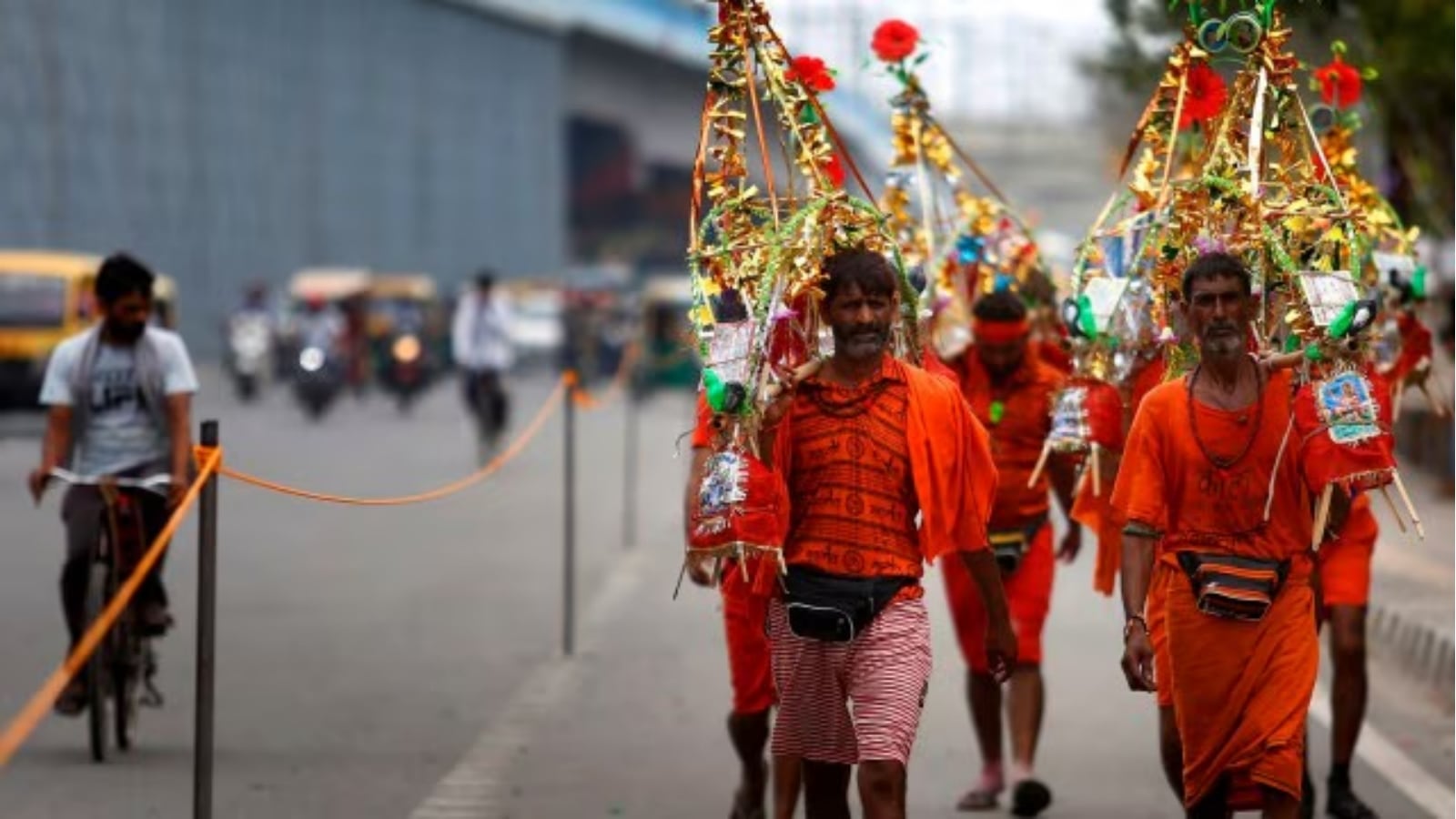 Kanwar Yatra pilgrims, Delhi-Dehradun national highway, Kanwar Yatra, shower flowers on kanwariyas, Indian express news, current affairs