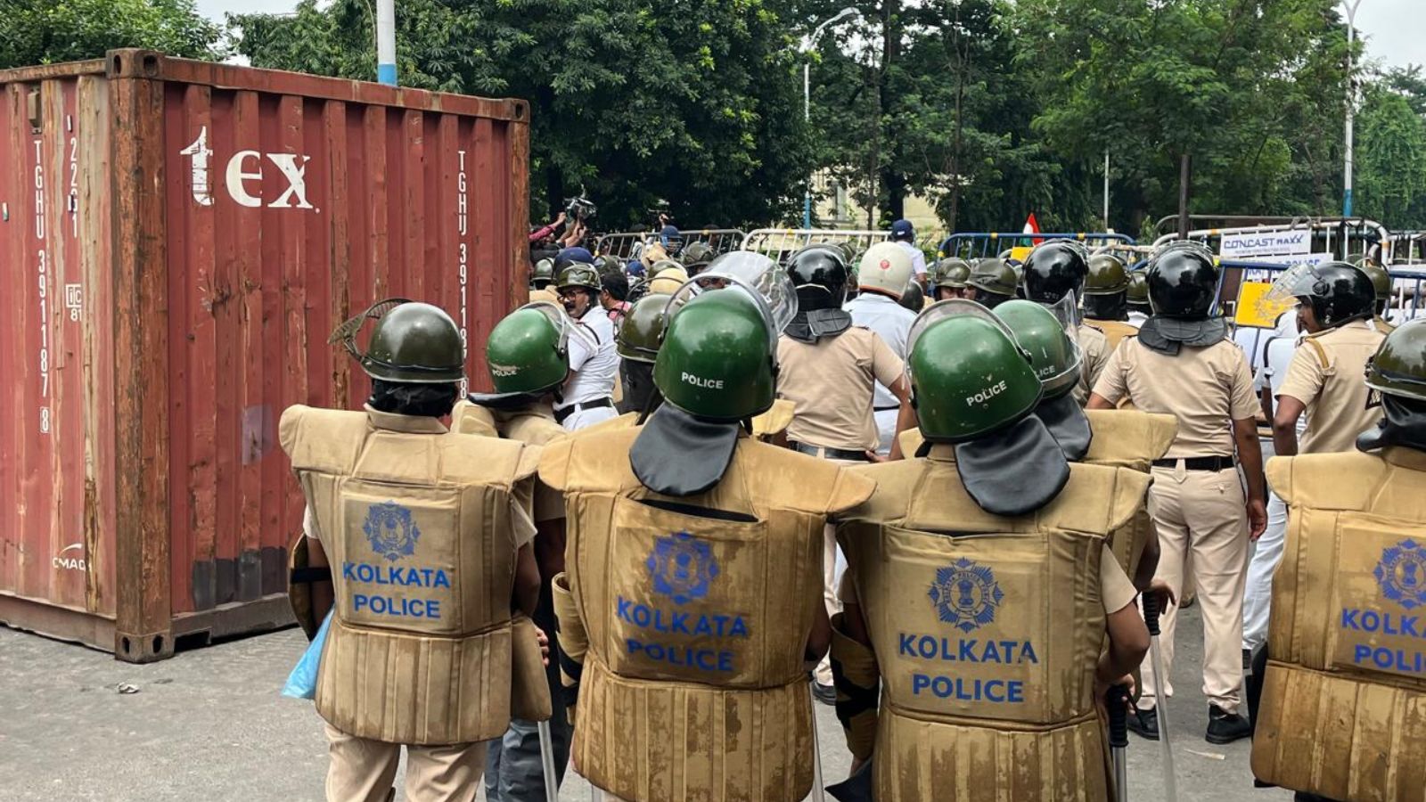 Shadows of Justice: The Kolkata Doctor Rape-Murder Protests Ignite
Marching for Change: Students Demand Accountability in the Face of Violence
Chaos Unfolds: Missing Students and Allegations of Police Conspiracy
Investigating a Tragedy: The Search for Truth in the Rape and Murder Case