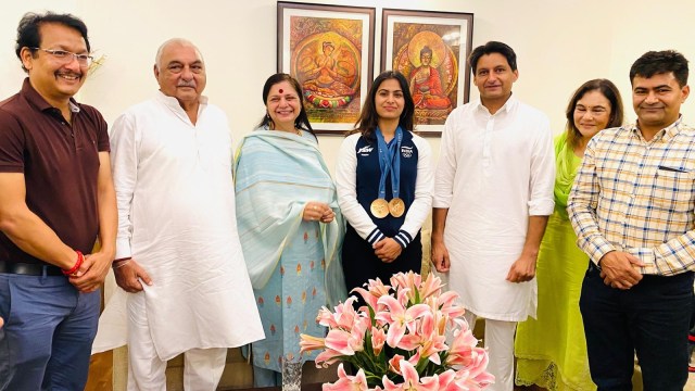 Accompanied by her parents, Manu Bhaker met the Hooda family and shared her experience at the Paris Olympics.