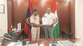 truck MNC, MNC chases down truck, pedestrian, multinational company, Rohini, Mohan Garden, Peeragarhi flyover, Indian express news