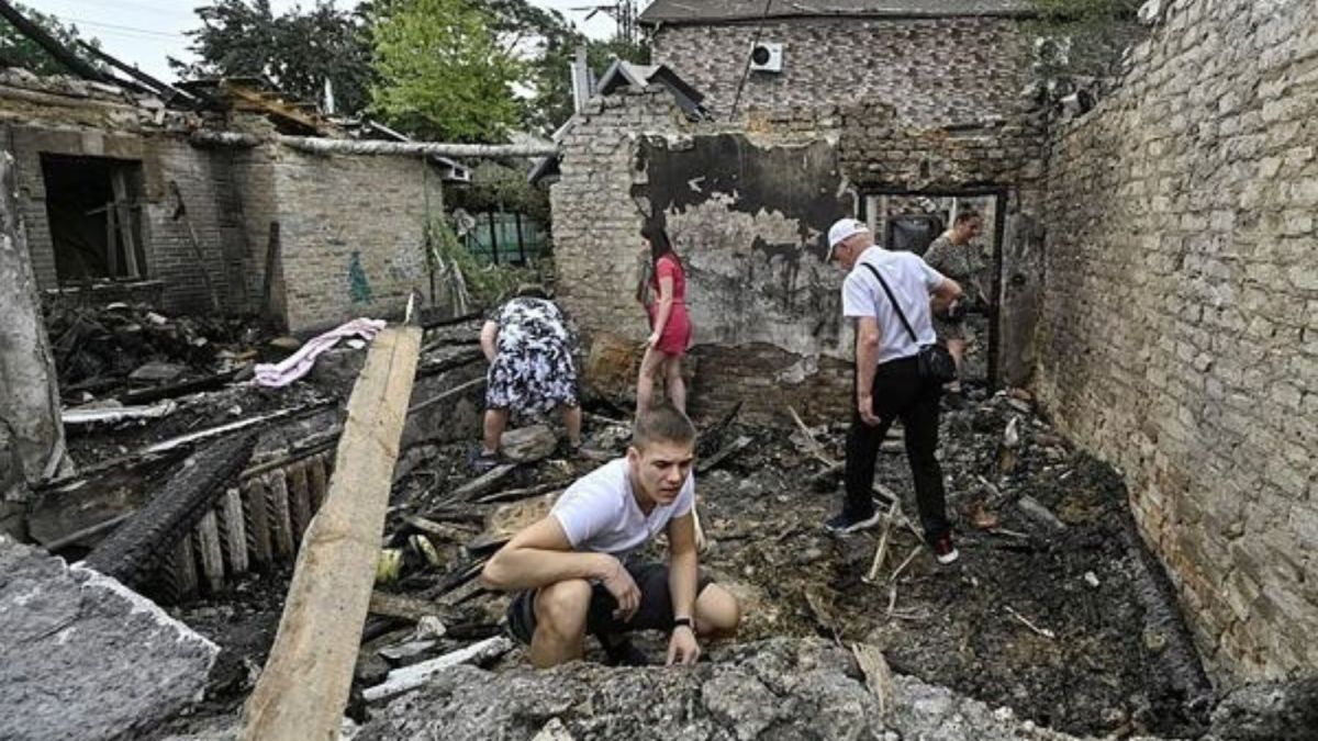 Local residents collect things in their destroyed building hit by a Russian missile strike, amid Russia's attack on Ukraine, in Zaporizhzhia, Ukraine , August 27, 2024. REUTERS PHOTO