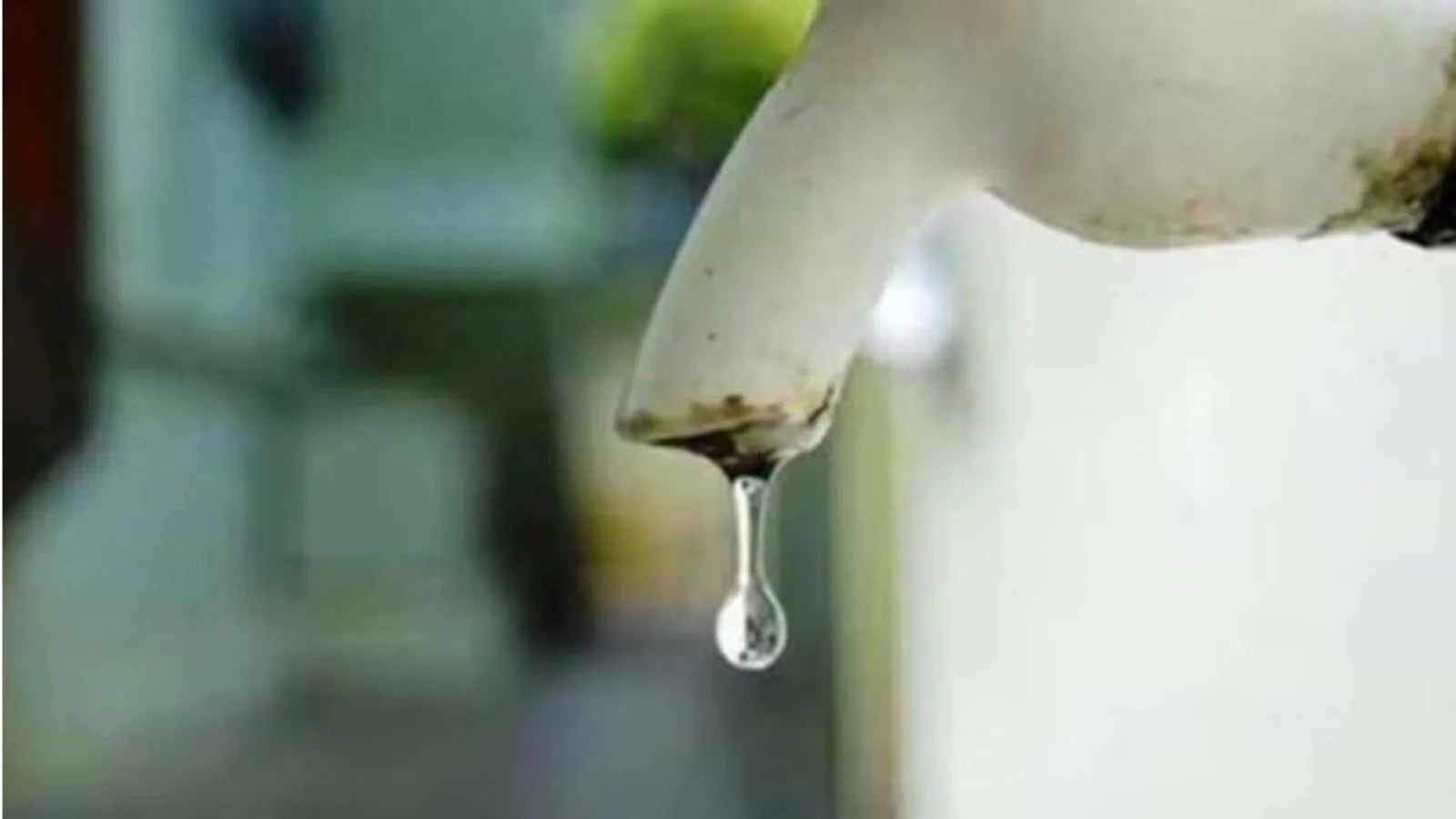 Water cut in Mumbai as pipeline leakage disrupts supply today. Check full list of affected areas
