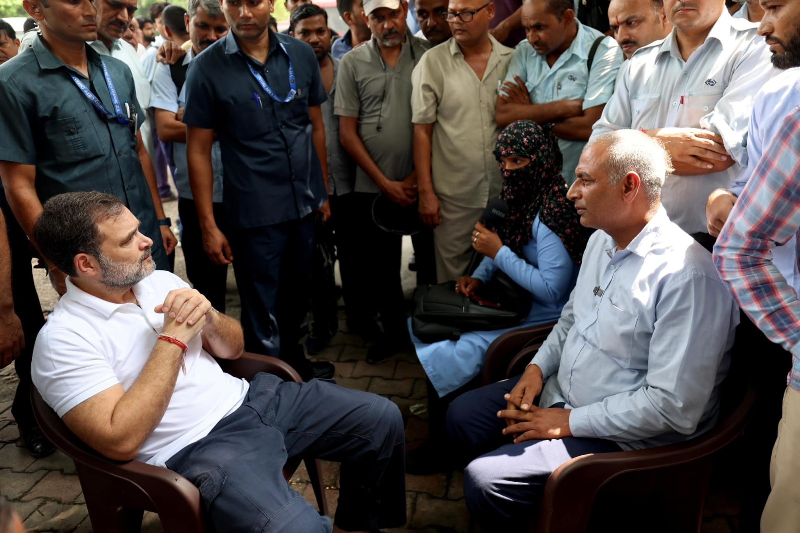 Congress leader Rahul Gandhi interacts with a DTC bus conductor in New Delhi on Wednesday, August 28. (Photo: Facebook)