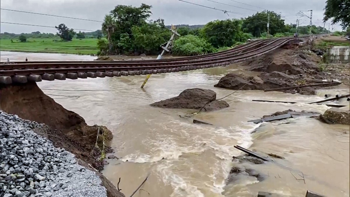 Delay in relief angers public in flood-hit Andhra and Telangana