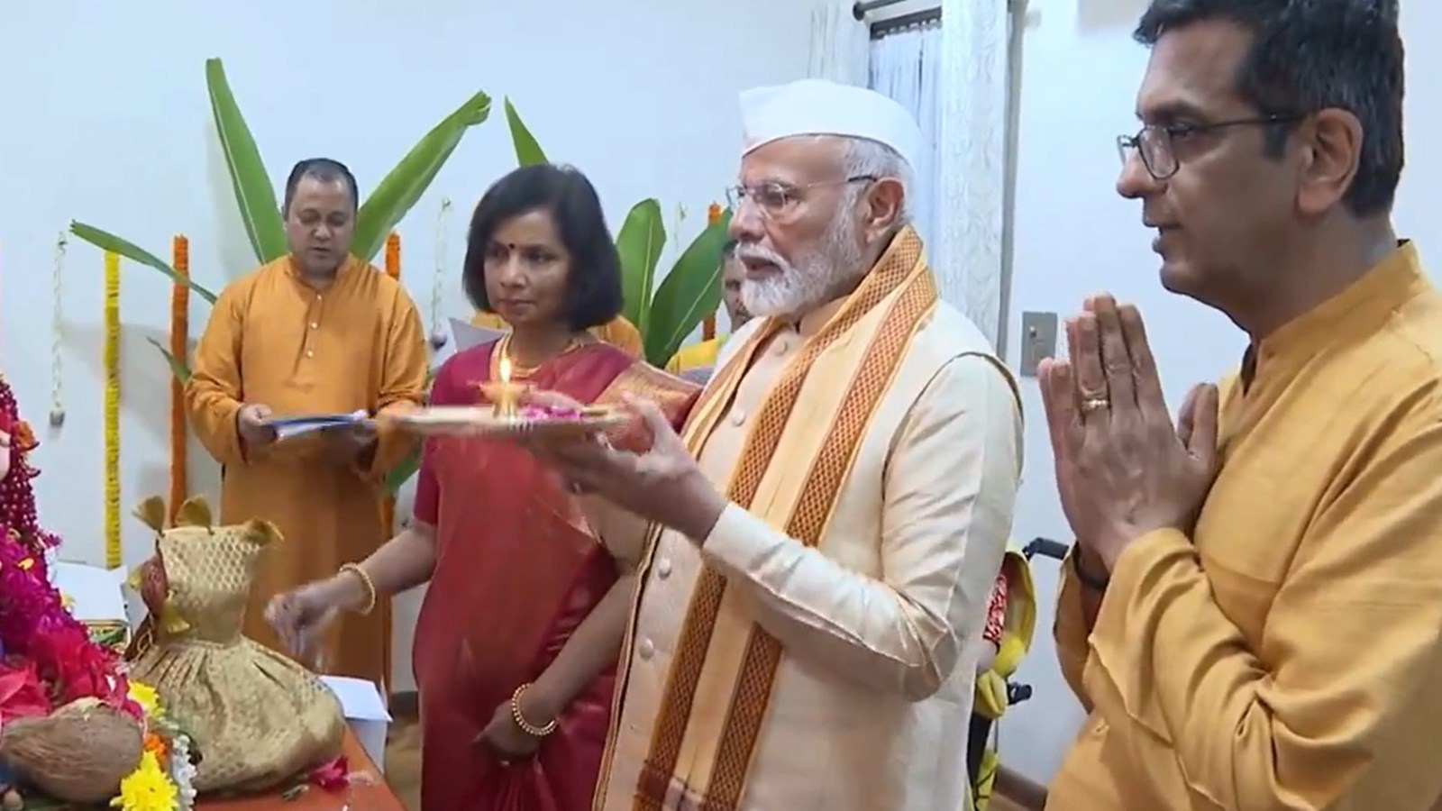 Watch | PM Modi participates in Ganpati Puja at CJI Chandrachud’s ...