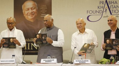 No one should retire in politics: Kharge at Shinde’s book launch