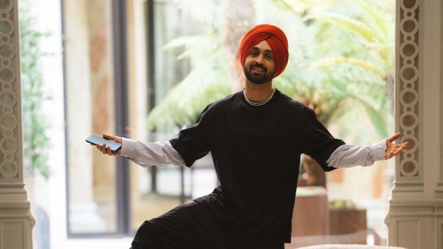 Diljit Dosanjh faces a instrumentality   propulsion  a telephone  astatine  him during Paris concert